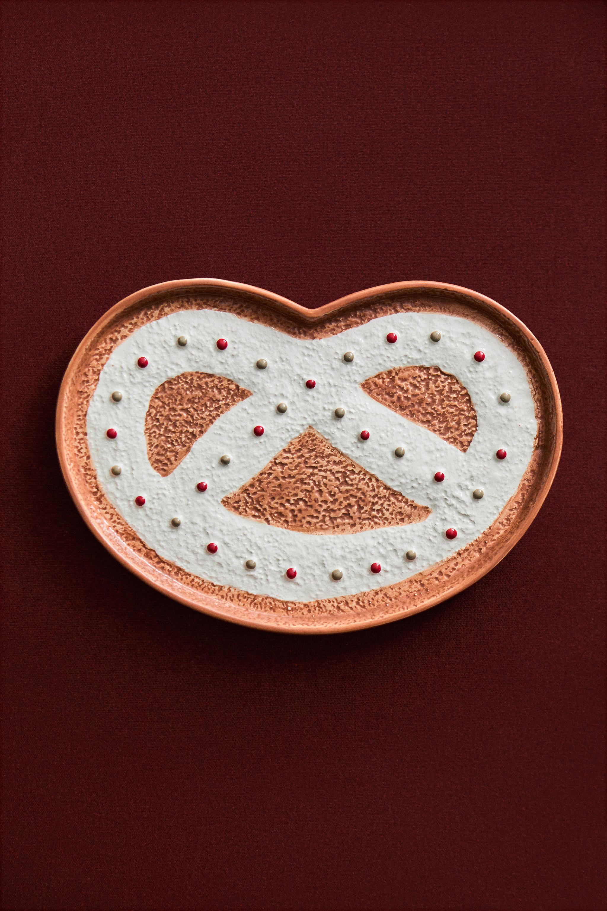 CHILDREN'S STONEWARE PRETZEL CHRISTMAS PLATE